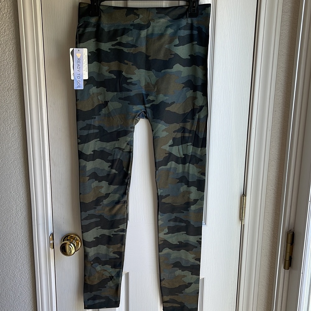 NWT READY TO GO  LEGGINGS-GREEN CAMO PRINT ONE SIZE